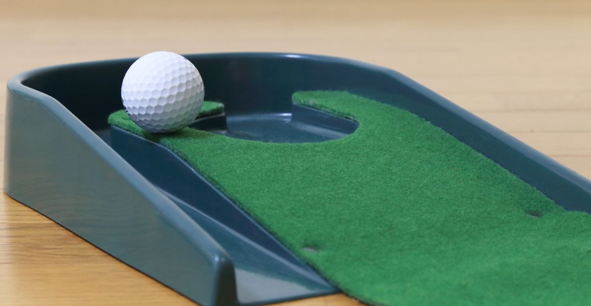 An at home practice putting device